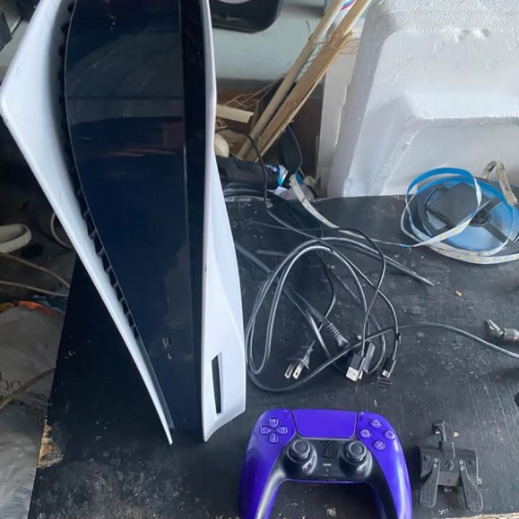 PS5 - Picture 2 of 2